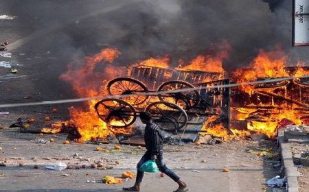 मणिपुर : भीड़ ने पुलिस चौकियों से भारी मात्रा में हथियार और गोला-बारूद लूटा, पुलिसकर्मी की मौत