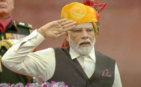 प्रधानमंत्री नरेन्‍द्र मोदी ने लालकिले की प्राचीर से राष्ट्रीय ध्वज तिरंगा फहराया कर किया राष्‍ट्र को संबोधित