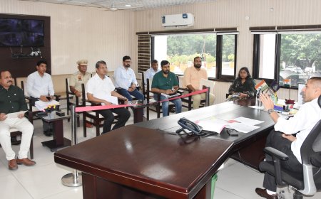 बाढ़ की ताजा स्थिति पर उपायुक्त ने अधिकारयिों के साथ की चर्चा