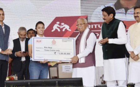 हरियाणा के मुख्यमंत्री मनोहर लाल ने खिलाडिय़ों पर धन वर्षा