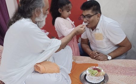 गीतामनीषी महामण्डलेश्वर स्वामी श्री ज्ञानानंद महाराज जी वरिष्ठ पत्रकार विकास सुखीजा को दीपावली एंव जन्मदिवस पर उन्हें आशीर्वाद देने उनके आवास पर पहुंचे, ढोल नागाड़ो से महाराज श्री का जोरदार हुआ स्वागत