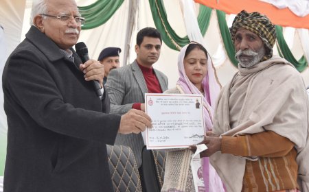 मुख्यमंत्री ने जन संवाद के दौरान लोहड़ी पर्व के मौके पर जरीफाबाद के स्कूली बच्चों को सरकारी बस का दिया तोहफा