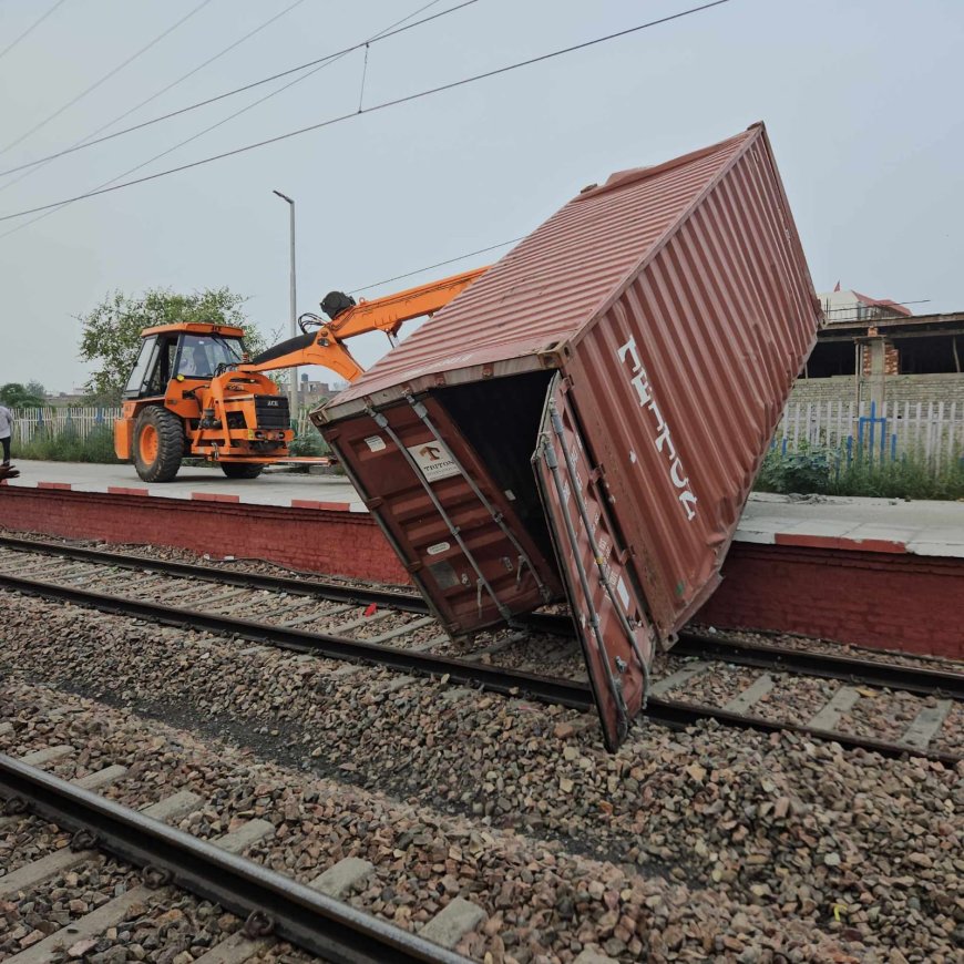 मंगलवार की अलसुबह तरावड़ी रेलवे ट्रैक पर दौड़ रही मालगाड़ी से अचानक 8 कंटेनर गिरे