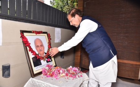 कैबिनेट मंत्री डॉ. अरविंद शर्मा ने वरिष्ठ अधिवक्ता स्वर्गीय श्री भूपेंद्र सिंह राठौर के निधन पर किया शोक व्यक्त, परिवार को दी सांत्वना