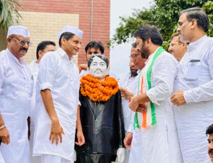 सांसद दीपेन्द्र हुड्डा ने शहीद मदन लाल ढींगरा की प्रतिमा पर माल्यार्पण कर उनकी शहादत को नमन किया